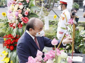 Chủ tịch nước Nguyễn Xuân Phúc dâng hương, dâng hoa tại Tượng đài Chủ tịch Hồ Chí Minh trong khuôn viên Bộ Tư lệnh TP.HCM