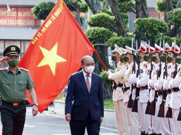 Chủ tịch nước Nguyễn Xuân Phúc duyệt Đội danh dự Công an Thành phố Hồ Chí Minh