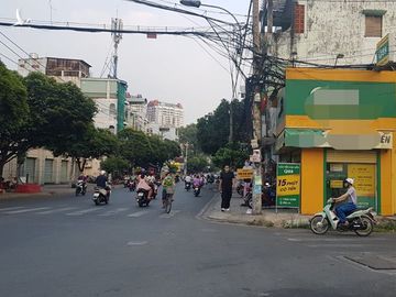 Nam thanh niên dùng gậy đánh công an ở quận 11 ảnh 4