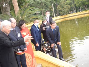 Tổng Bí thư Nguyễn Phú Trọng tại Ao cá Bác Hồ