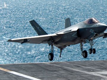 Tiêm kích F-35C hạ cánh xuống tàu USS Carl Vinson ở Thái Bình Dương hôm 17/1. Ảnh: US Navy.