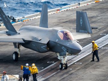 Tiêm kích F-35C trên boong tàu sân bay USS Carl Vinson ở Biển Philippines hôm 22/1. Ảnh: US Navy.