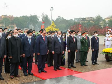 Lãnh đạo Đảng, Nhà nước vào Lăng viếng Chủ tịch Hồ Chí Minh - Ảnh 2.