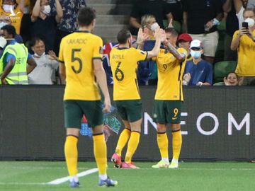Maclaren (số 9) mừng bàn thắng mở tỷ số trước Việt Nam trên sân Melbourne Rectangular chiều 27/1. Ảnh: VFF