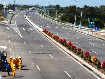 Chủ tịch nước phát lệnh thông xe kỹ thuật tuyến cao tốc Trung Lương - Mỹ Thuận - Ảnh 13.