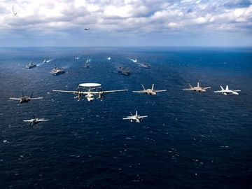 Dàn tàu sân bay Mỹ thị uy sức mạnh ở Thái Bình Dương - 1