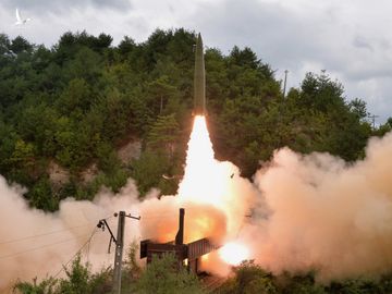 Tên lửa rời bệ phóng trên tàu hỏa ở Triều Tiên hôm 15/9. Ảnh: KCNA.