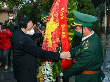 Thủ tướng dâng hương tưởng niệm các Anh hùng, liệt sĩ đã hy sinh trong cuộc chiến tranh bảo vệ biên giới - Ảnh 1.