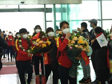Thủ tướng gặp gỡ và khen thưởng Đội tuyển bóng đá nữ Việt Nam - Ảnh 2.