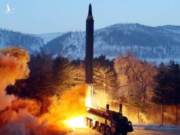 Tên lửa Hwasong-12 của Triều Tiên rời bệ phóng trong thử nghiệm ngày 30/1. Ảnh: KCNA.