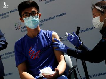 Một cậu bé 15 tuổi tiêm vaccine Covid-19 tại Trung tâm Y tế Nhi Cohen ở New York, Mỹ, ngày 13/5. Ảnh: Reuters