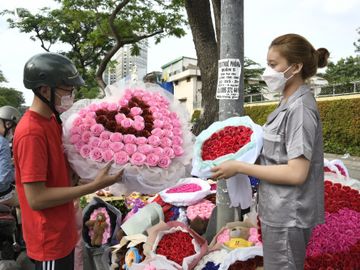 Lễ tình nhân 14.2: Không tặng quà cho nhau là không yêu thương thật lòng? - ảnh 1