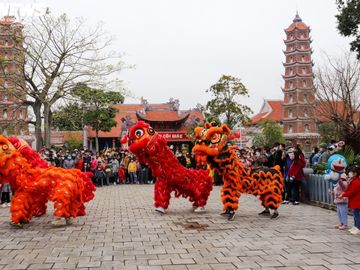 Dòng người chen chân lễ Phật, cầu an ở những ngôi chùa cổ, lớn nhất miền Trung - 1