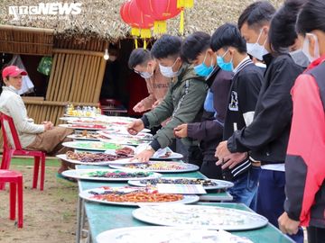 Dòng người chen chân lễ Phật, cầu an ở những ngôi chùa cổ, lớn nhất miền Trung - 6