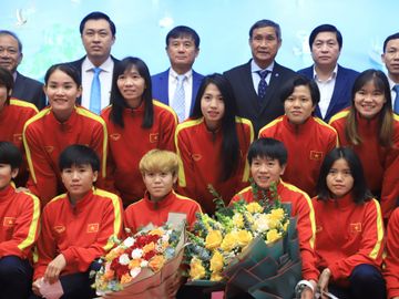 Thủ tướng gặp gỡ và khen thưởng Đội tuyển bóng đá nữ Việt Nam - Ảnh 4.