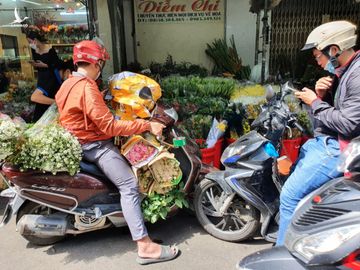 Giá hoa hồng tăng vọt, hoa ngoại bán tốt lễ Valentine - Ảnh 2.