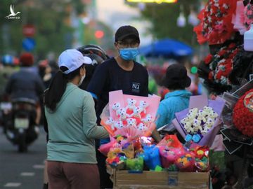 Lễ tình nhân Valentine 14.2: ‘Con đường tình yêu’ Sài Gòn ngập hoa, quà chờ các cặp đôi - ảnh 2