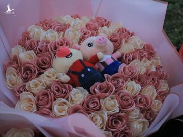 Lễ tình nhân Valentine 14.2: ‘Con đường tình yêu’ Sài Gòn ngập hoa, quà chờ các cặp đôi - ảnh 4