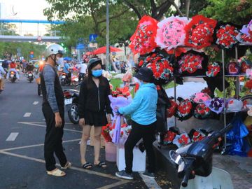 Lễ tình nhân Valentine 14.2: ‘Con đường tình yêu’ Sài Gòn ngập hoa, quà chờ các cặp đôi - ảnh 13