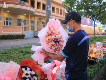 Lễ tình nhân Valentine 14.2: ‘Con đường tình yêu’ Sài Gòn ngập hoa, quà chờ các cặp đôi - ảnh 5