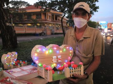 Lễ tình nhân Valentine 14.2: ‘Con đường tình yêu’ Sài Gòn ngập hoa, quà chờ các cặp đôi - ảnh 7