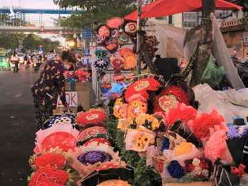 Lễ tình nhân Valentine 14.2: ‘Con đường tình yêu’ Sài Gòn ngập hoa, quà chờ các cặp đôi - ảnh 8