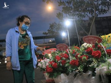 Lễ tình nhân Valentine 14.2: ‘Con đường tình yêu’ Sài Gòn ngập hoa, quà chờ các cặp đôi - ảnh 9