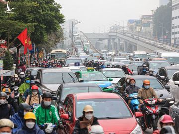 Đường phố hà nội chật như nêm ngày đầu người dân đi làm sau tết