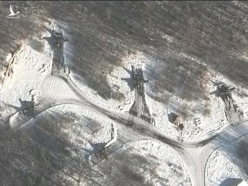 Loạt ảnh vệ tinh chụp vũ khí Nga 'áp sát' Ukraine