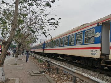 Hà Nội: Người phụ nữ nghi bế bé gái lao vào đường tàu ngày mùng 4 Tết, 1 người đã tử vong