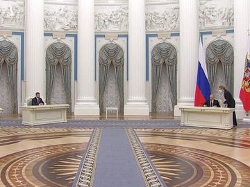 NÓNG: Tổng thống Putin ra lệnh quân đội Nga vào Đông Ukraine - Ảnh 3.