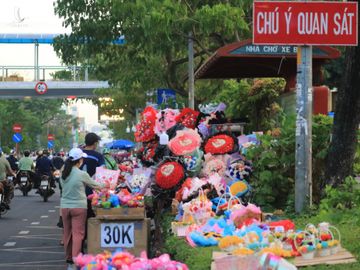 Lễ tình nhân Valentine 14.2: ‘Con đường tình yêu’ Sài Gòn ngập hoa, quà chờ các cặp đôi - ảnh 1