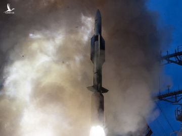 Tên lửa SM-6 phóng từ tàu chiến Mỹ trong đợt thử nghiệm năm 2014. Ảnh: US Navy.