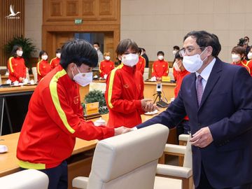 Thủ tướng gặp gỡ và khen thưởng Đội tuyển bóng đá nữ Việt Nam - Ảnh 1.