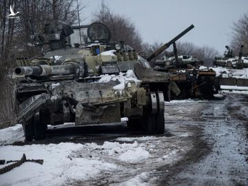 Reuters: Xe quân sự Nga bị phá hủy nằm la liệt khắp các đường phố ở Ukraine - Ảnh 1.