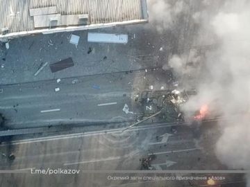 Reuters: Xe quân sự Nga bị phá hủy nằm la liệt khắp các đường phố ở Ukraine - Ảnh 4.