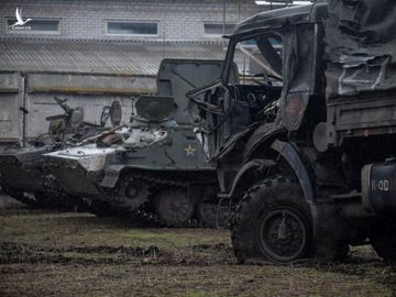 Reuters: Xe quân sự Nga bị phá hủy nằm la liệt khắp các đường phố ở Ukraine - Ảnh 6.