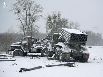 Reuters: Xe quân sự Nga bị phá hủy nằm la liệt khắp các đường phố ở Ukraine - Ảnh 7.