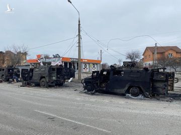 Reuters: Xe quân sự Nga bị phá hủy nằm la liệt khắp các đường phố ở Ukraine - Ảnh 8.