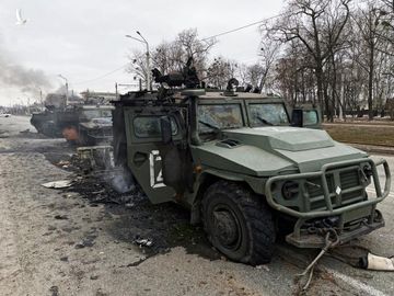 Reuters: Xe quân sự Nga bị phá hủy nằm la liệt khắp các đường phố ở Ukraine - Ảnh 11.