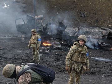 Các binh sĩ Ukraine thu thập các quả đạn chưa nổ sau khi giao tranh với quân đội Nga tại thủ đô Kiev sáng 26/2. Ảnh: AFP.