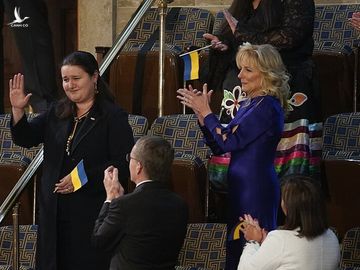 Đại sứ Ukraine tại Mỹ Oksana Markarova (ngoài cùng bên trái) đứng cạnh Đệ nhất phu nhân Jill Biden khi Tổng thống Biden đọc thông điệp liên bang tối 1/3. Ảnh: AFP.