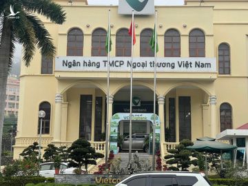 Tên cướp lao vào ngân hàng hô cho nổ tung bom - 1