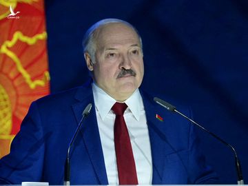 Tổng thống Belarus Alexander Lukashenko phát biểu trên truyền hình ngày 28/1. Ảnh: Reuters.