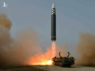 Tên lửa Hwangsong-17 khai hỏa từ bệ phóng di động ngày 24/3. Ảnh: Rodong Sinmun.