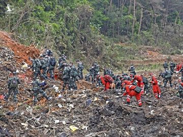 NÓNG: Trung Quốc tìm thấy hộp đen máy bay rơi - Ảnh 1.