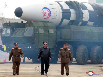 Lãnh đạo Triều Tiên Kim Jong-un (giữa) cạnh mẫu ICBM mới nhất được Triều Tiên phóng thử hôm 24/2. Ảnh: KCNA.
