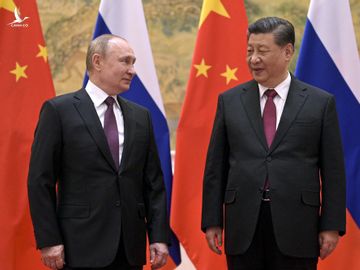 Tổng thống Nga Vladimir Putin (trái) và Chủ tịch Trung Quốc Tập Cận Bình tại Bắc Kinh hôm 4/2. Ảnh: AP.