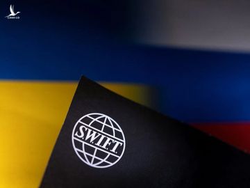 Logo SWIFT đặt trên nền cờ Nga vfa Ukraine. Ảnh: Reuters