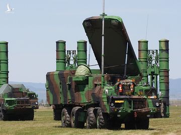 Radar dẫn bắn cùng xe chở đạn kiêm bệ phóng tên lửa S-300 Slovakia hồi năm 2009. Ảnh: Wikipedia.